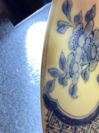 Une paire de plats en porcelaine de Chine en bleu et blanc, marque de Chenghua, Kangxi